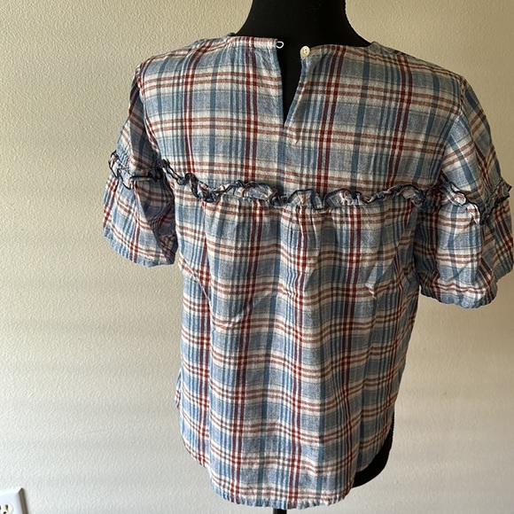 Shorter style top, very cute sleeves with ruffle detail, EUC - Picture 3 of 4